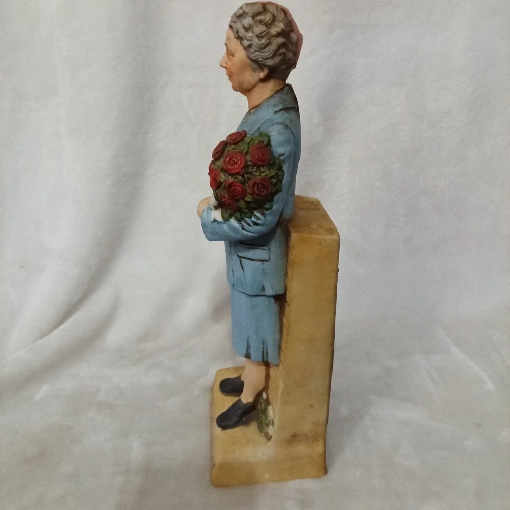 Vintage McCormick Eleanor Roosevelt Whiskey Decanter Figurine UN Flag 12